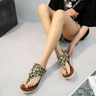 Damen-Sandalen mit Leopardenmuster, bequem und modisch, ideal für Sommer-Outfits. Perfekt für Strand, Freizeit und Alltag.