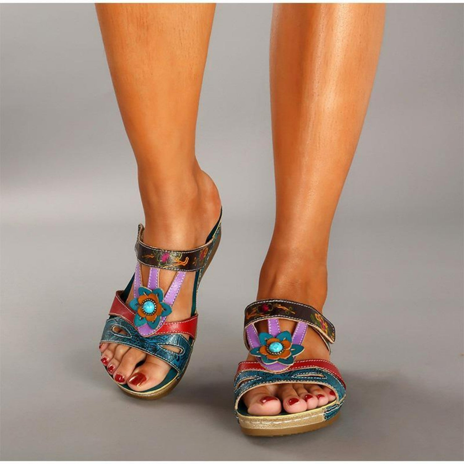 Bunte Damen-Sandalen mit Blumenmuster, bequemem Fußbett und Keilabsatz. Perfekt für Sommermode und Freizeitoutfits. Hochwertige Materialien.