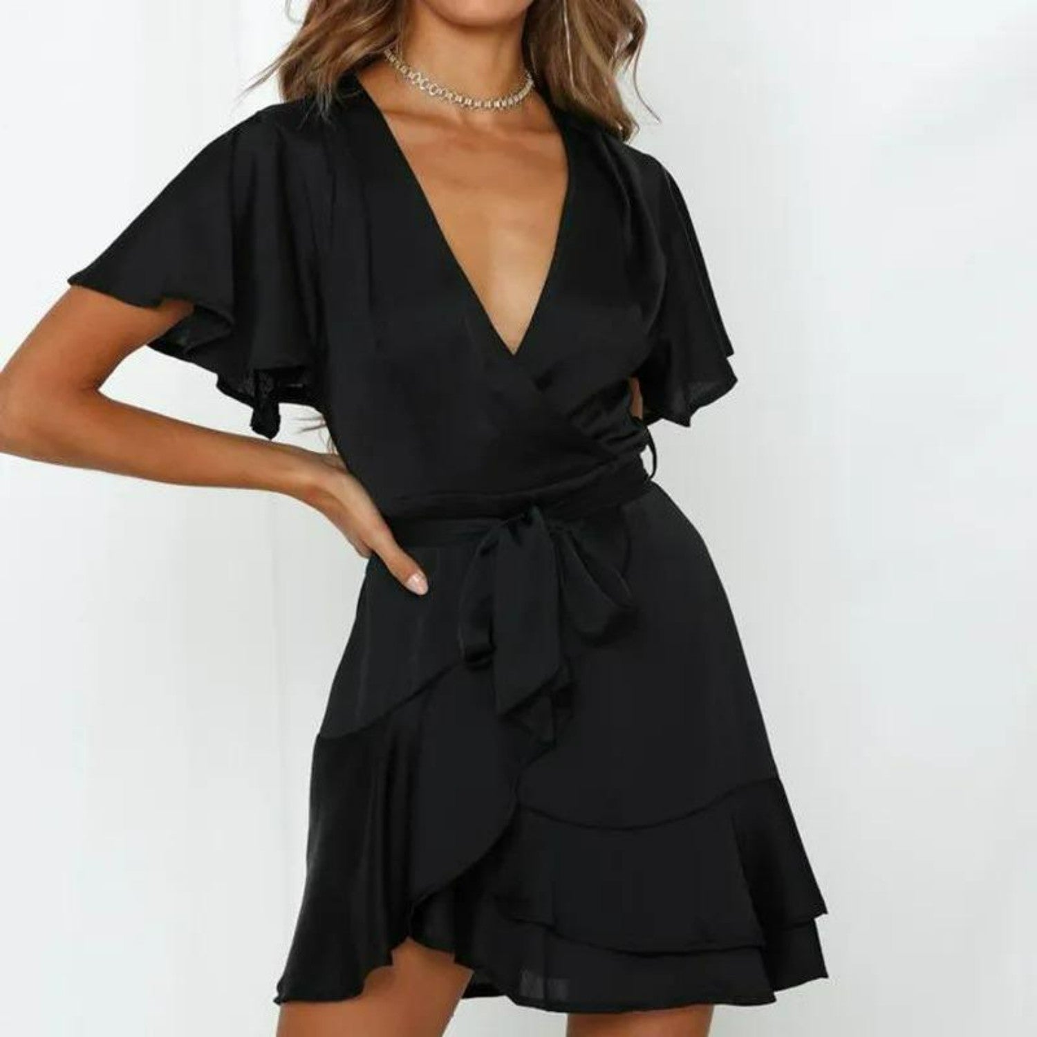 Schwarzes Wickelkleid mit V-Ausschnitt und kurzen Ärmeln, elegantes Design, ideal für Abendmode und Partys, modisch und stilvoll.