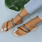 Damen Sandalen mit Strass, flach, bequem, ideal für Sommermode. Perfekt für Strand, Freizeit und Urlaub. Elegante Fußkettchen als Accessoire.