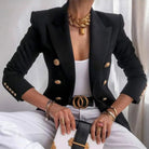Eleganter schwarzer Blazer mit goldenen Knöpfen, kombiniert mit weißem Top und Hose. Modischer Look, ideal für Business und Freizeit.