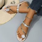 Elegante Damen-Sandalen mit Strass, silberne Riemen, ideal für Sommermode. Perfekt kombinierbar mit Jeans und Accessoires.