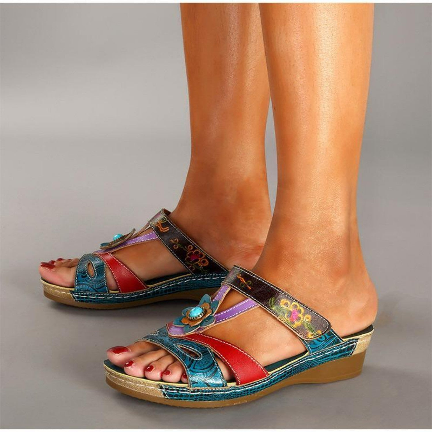 Bunte Damen-Sandalen mit Keilabsatz, Blumenmuster und Lederoptik. Bequeme Sommerschuhe, ideal für Freizeit und Urlaub. Modisch und vielseitig.