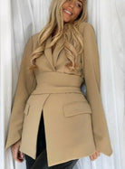 Eleganter Damenblazer in Beige, tailliert mit breitem Gürtel, ideal für Business- und Freizeitlooks. Modetrend 2023, stilvoll und vielseitig.