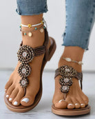 Damen Sandalen mit Perlenverzierung, ideal für Sommermode. Bequeme, stilvolle Schuhe, perfekt für Strand und Freizeit. Trendige Fußkettchen Accessoires.
