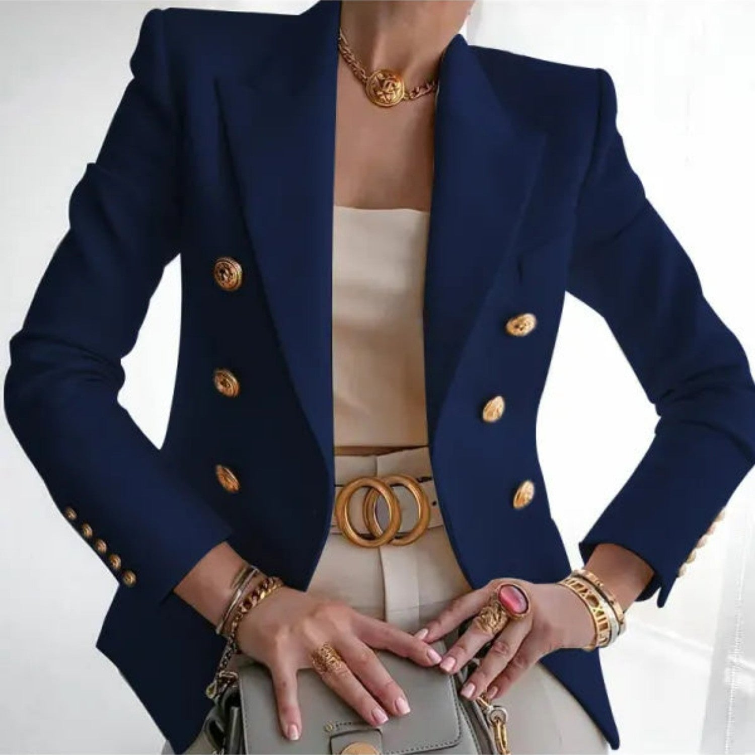 Eleganter Damenblazer in Dunkelblau mit goldenen Knöpfen, kombiniert mit stilvollen Accessoires. Perfekt für Business- und Abendmode.