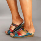 Bunte Damen-Sandalen mit Keilabsatz, floralen Mustern und offenem Zehenbereich. Perfekt für Sommermode und bequemen, stilvollen Auftritt.