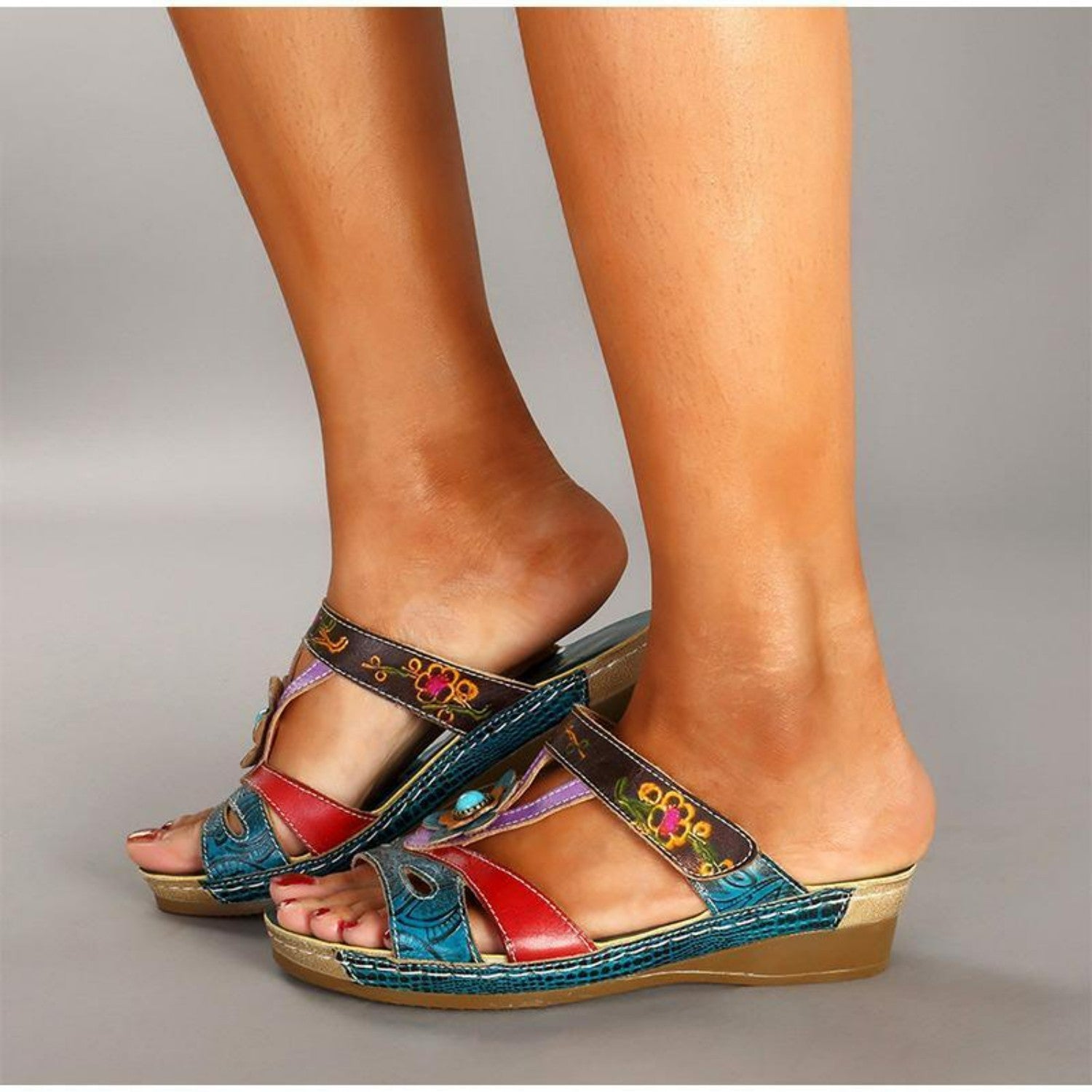 Bunte Damen-Sandalen mit Keilabsatz, floralen Mustern und offenem Zehenbereich. Perfekt für Sommermode und bequemen, stilvollen Auftritt.