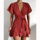 Rotes Sommerkleid mit weißen Punkten, V-Ausschnitt und Taillengürtel. Perfekt für Damenmode, Freizeitkleidung und trendige Outfits.