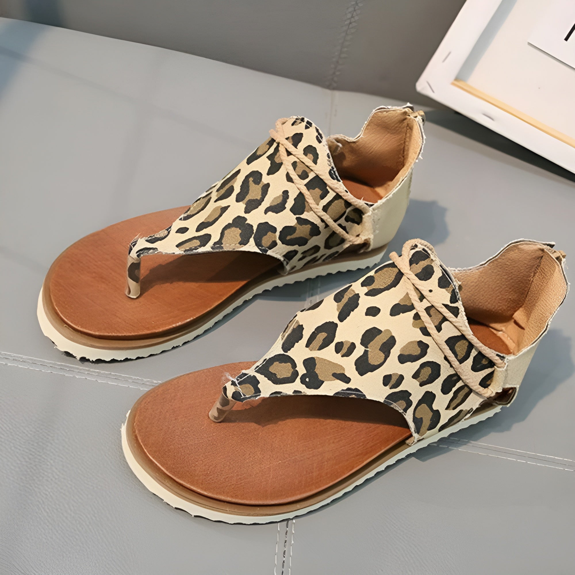 Leopardenmuster Sandalen für Damen, modisch und bequem, ideal für Sommermode. Perfekt für Freizeit und Strand. Hochwertige Materialien.