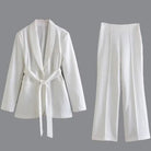Eleganter weißer Hosenanzug für Damen, bestehend aus Blazer mit Gürtel und Hose. Perfekt für Business, Büro und formelle Anlässe.