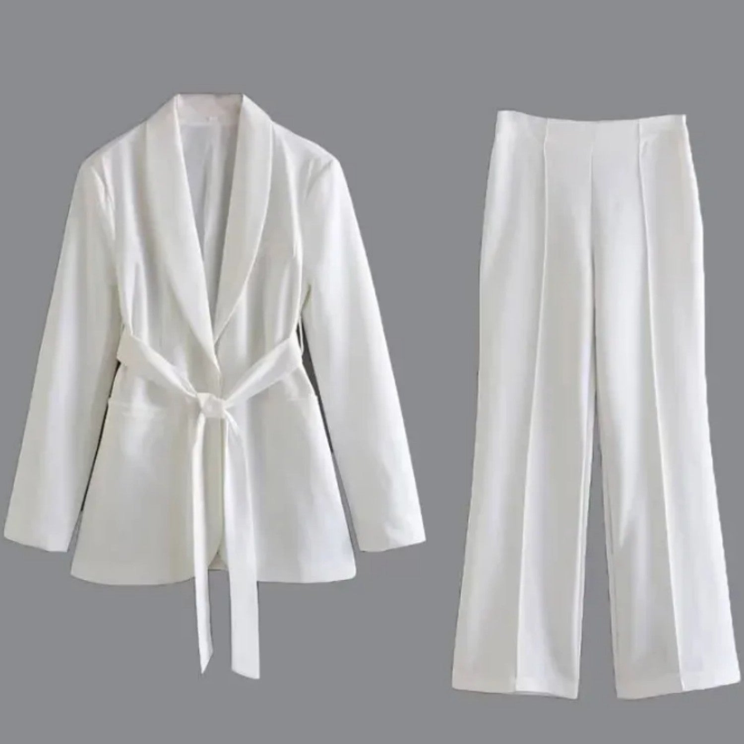 Eleganter weißer Hosenanzug für Damen, bestehend aus Blazer mit Gürtel und Hose. Perfekt für Business, Büro und formelle Anlässe.