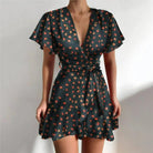 Damen-Sommerkleid mit V-Ausschnitt, Blumendruck und Gürtel, kurzärmelig, ideal für Freizeit und Strand. Modetrend 2023, bequem und stilvoll.