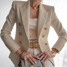 Eleganter Damenblazer in Beige, doppelreihig mit goldenen Knöpfen. Perfekt für Business-Mode, stilvolle Outfits und modische Accessoires.