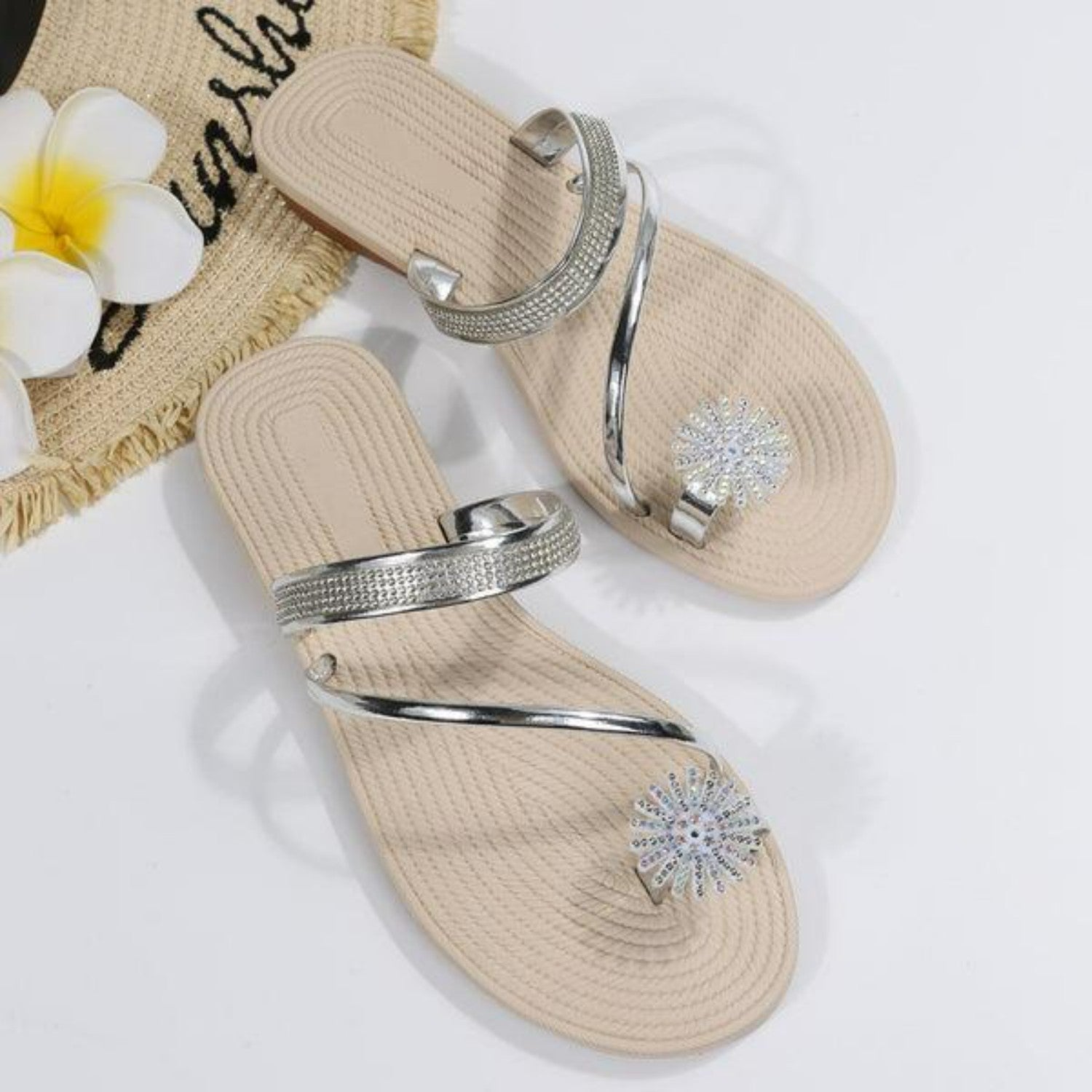 Silberne Sandalen mit Strassverzierung und Blumenmotiv, ideal für den Sommer. Perfekt für Strandmode und elegante Freizeitoutfits.