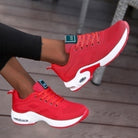 Rote Damen-Sneaker mit weißer Sohle, atmungsaktivem Mesh-Obermaterial und modernem Design. Perfekt für Sport und Freizeit.