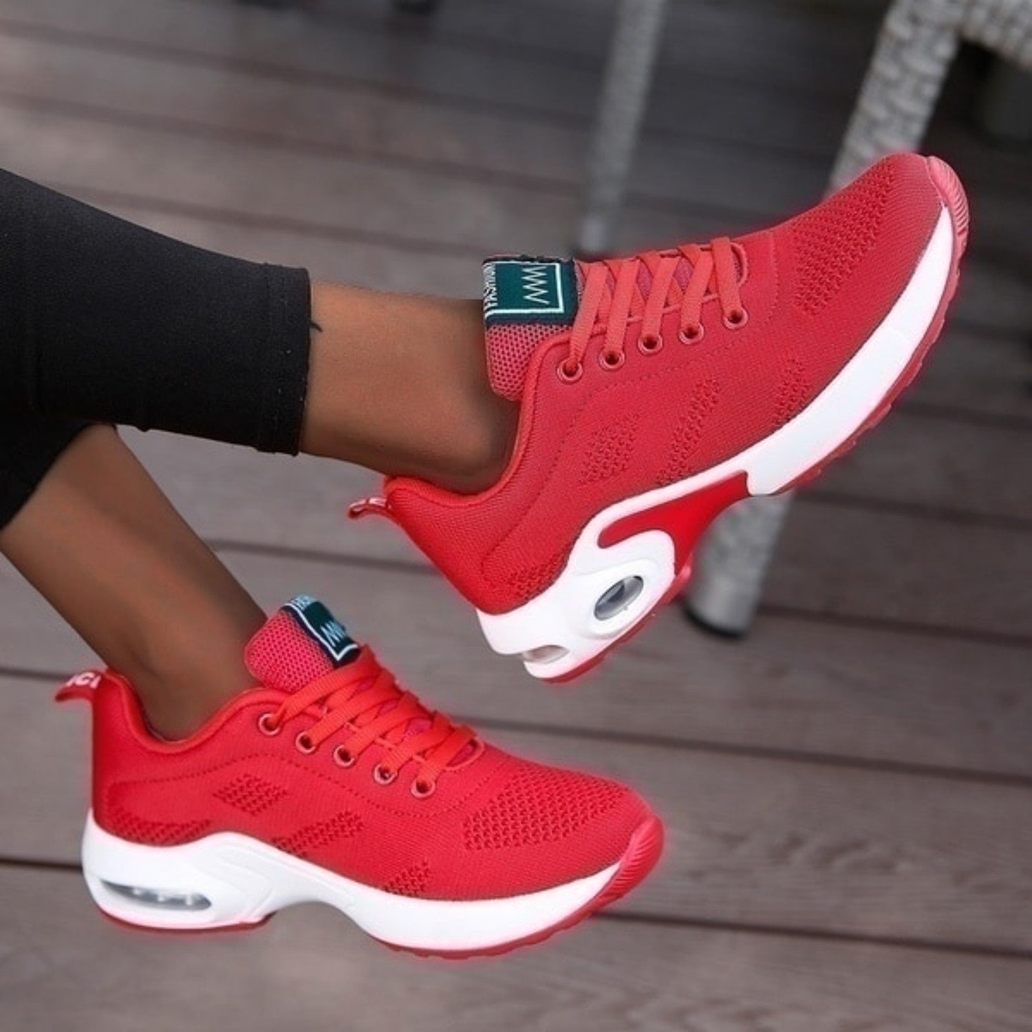 Rote Damen-Sneaker mit weißer Sohle, atmungsaktivem Mesh-Obermaterial und modernem Design. Perfekt für Sport und Freizeit.