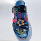 Bunter Damensandale mit Blumenmuster, Leder, blau, rot, gelb, bequem, modisch, Sommer, handgefertigt, einzigartiges Design, hochwertig.