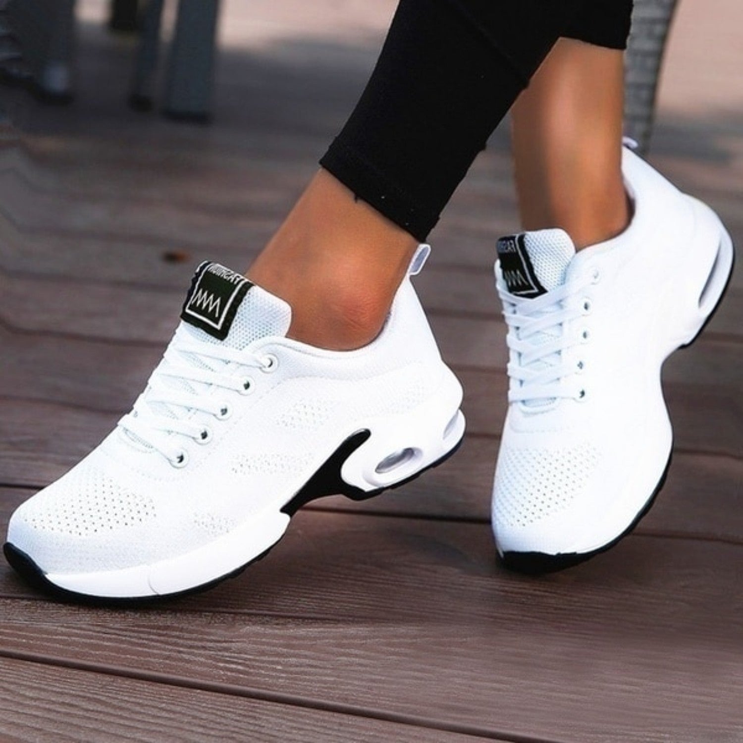 Weiße Damen-Sneaker mit atmungsaktivem Mesh-Obermaterial und gepolsterter Sohle, ideal für Sport und Freizeit. Trendige Sportschuhe online kaufen.