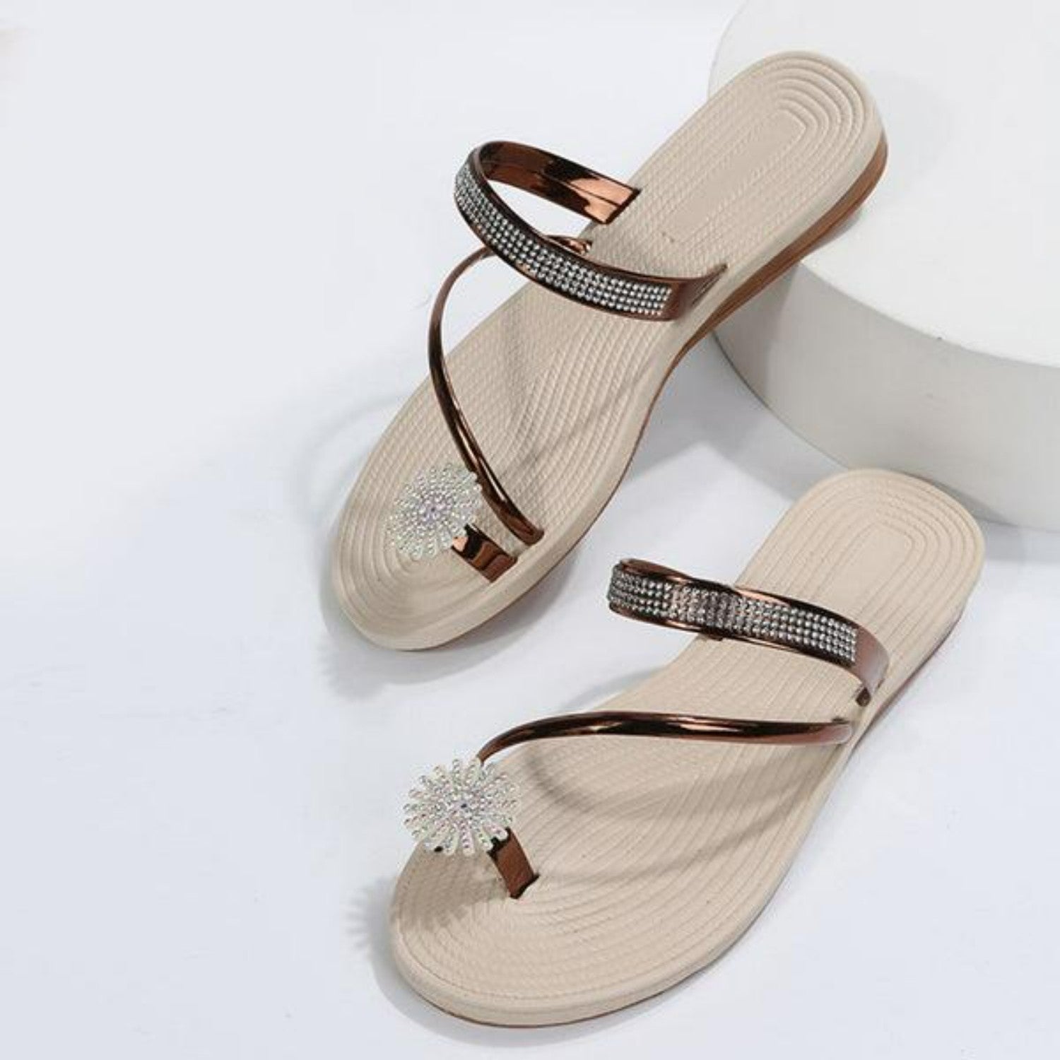 Elegante Damen-Sandalen mit Strassverzierung, flachem Absatz und bequemer Sohle. Perfekt für Sommermode und stilvolle Freizeitoutfits.