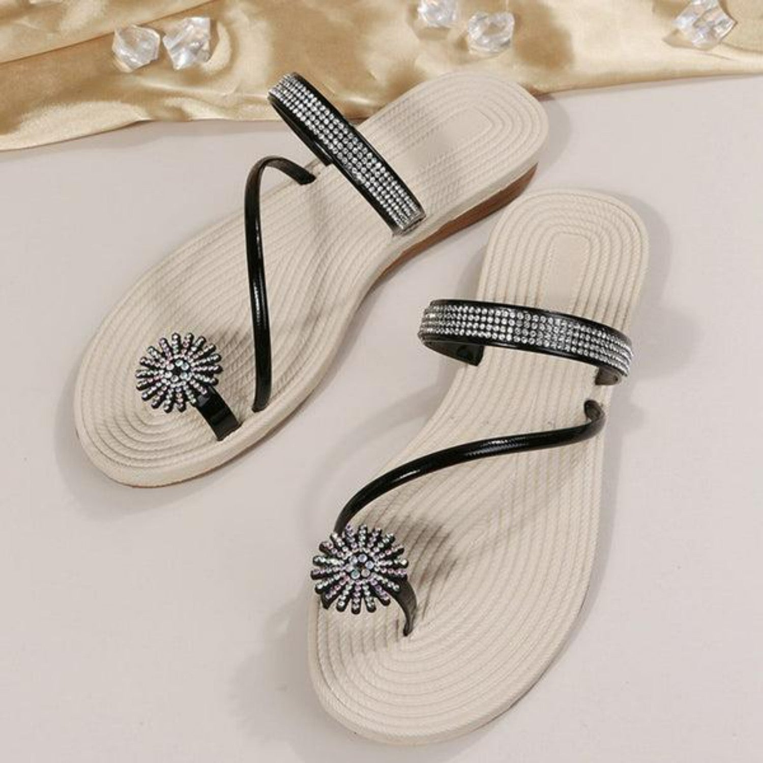 Elegante Damen-Sandalen mit Strassverzierung, flachem Absatz und schwarzem Riemen. Perfekt für Sommermode und stilvolle Freizeitoutfits.