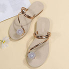 Beige Sandalen mit goldenen Riemen und Blumenverzierung, ideal für Sommermode. Damen-Sandalen, bequem, stilvoll, trendige Fußbekleidung.