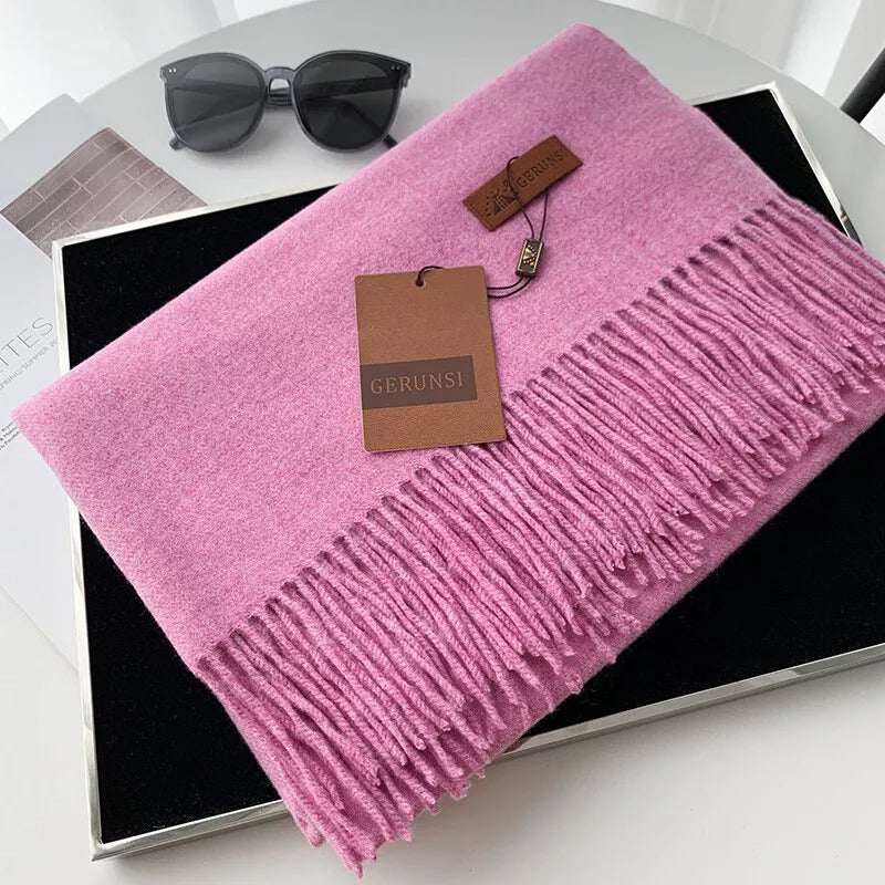 Gerunsi Schal aus weichem, rosa Kaschmir mit Fransen, elegant und stilvoll. Perfekt für Damenmode, Herbst- und Winteraccessoires.