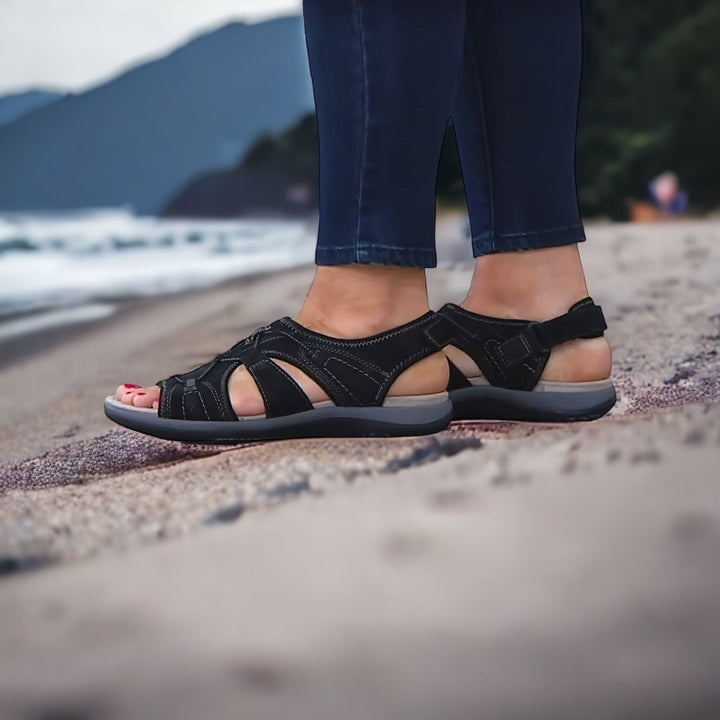 Schwarze Sandalen für Damen am Strand, bequem und stilvoll, ideal für Sommer und Outdoor-Aktivitäten. Perfekte Passform und rutschfeste Sohle.