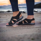Schwarze Sandalen für Damen am Strand, bequem und stilvoll, ideal für Sommer und Outdoor-Aktivitäten. Perfekte Passform und rutschfeste Sohle.