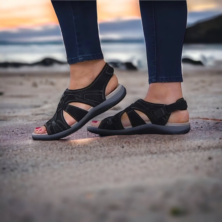 Schwarze Sandalen für Damen am Strand, bequem und stilvoll, ideal für Sommer und Outdoor-Aktivitäten. Perfekte Passform und rutschfeste Sohle.