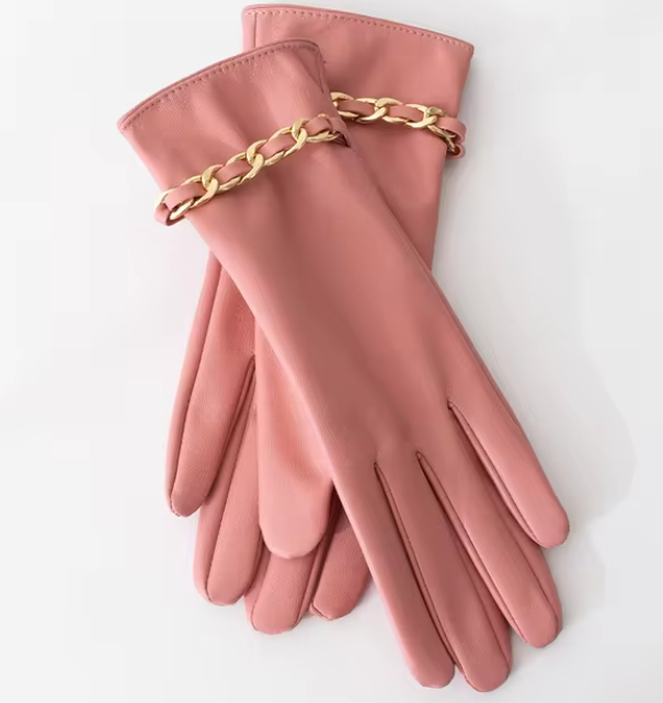 Elegante rosa Lederhandschuhe mit goldener Kettendekoration, ideal für stilvolle Herbst- und Wintermode. Hochwertige Accessoires für Damen.