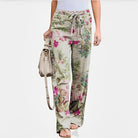 Damenhose mit floralem Muster, lockerem Schnitt und Kordelzug. Perfekt für Sommermode, Freizeitkleidung und bequeme Outfits.