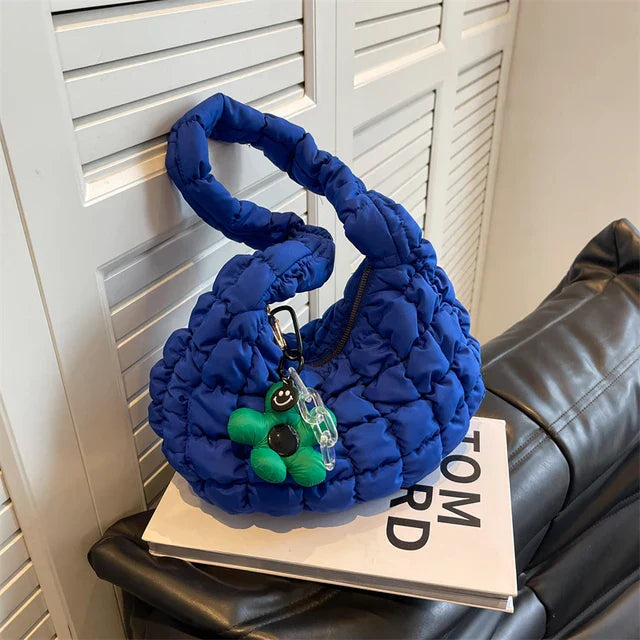 Blaue gesteppte Schultertasche für Damen, 2023, mit großem Fassungsvermögen. Modische, geraffte Baumwolltasche in trendigen Candy-Farben.