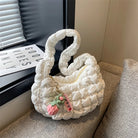 Weiße gesteppte Schultertasche aus Baumwolle, große Kapazität, modisches Design, 2023, mit Anhänger, ideal für Damen, trendige Accessoires.