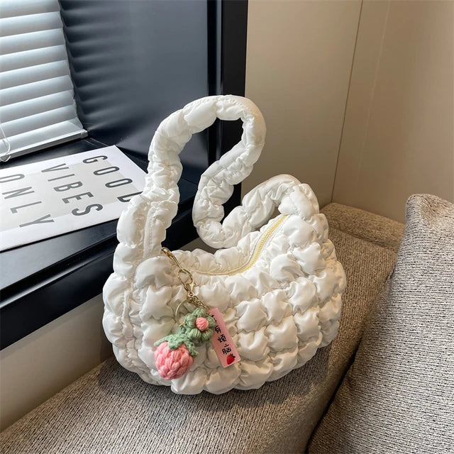 Weiße gesteppte Schultertasche aus Baumwolle, große Kapazität, modisches Design, 2023, mit Anhänger, ideal für Damen, trendige Accessoires.