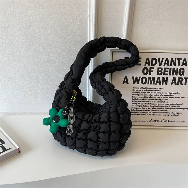 Gesteppte Schultertasche für Damen, schwarz, mit Rüschen, großer Kapazität, 2023, modisch, Baumwolle, Kettendetail, trendige Handtasche.
