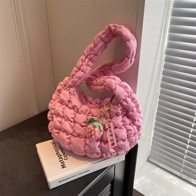 Rosa gesteppte Schultertasche aus Baumwolle, gerüschtes Design, große Kapazität, modisch für Damen 2023, ideal für Alltag und Reisen.