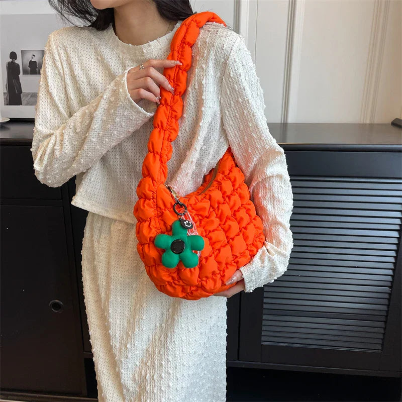 Orange gesteppte Schultertasche für Damen, 2023, mit Rüschen, großer Kapazität, modisch, aus Baumwolle, ideal für trendige Looks.