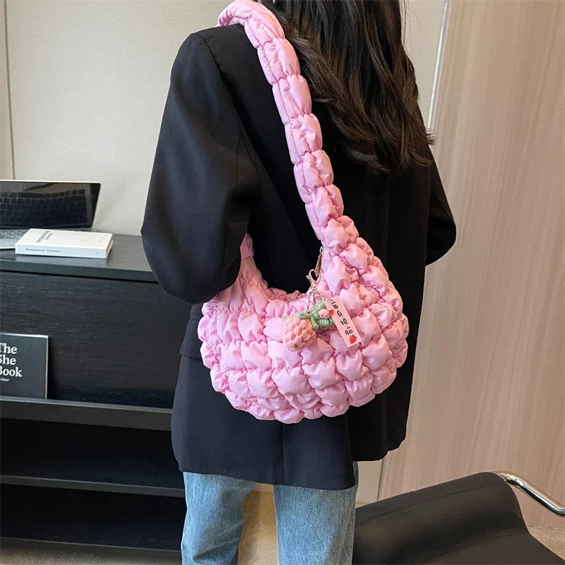 Rosa gesteppte Schultertasche für Damen, 2023, mit Rüschen-Design, große Kapazität, modisch, vielseitig, ideal für Alltag und Freizeit.