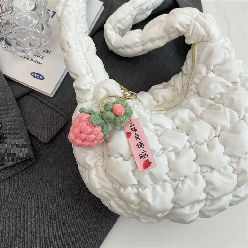 Weiße gesteppte Schultertasche aus Baumwolle, modisch und geräumig, ideal für Damen. Perfekt für 2023, mit verspieltem Anhänger.