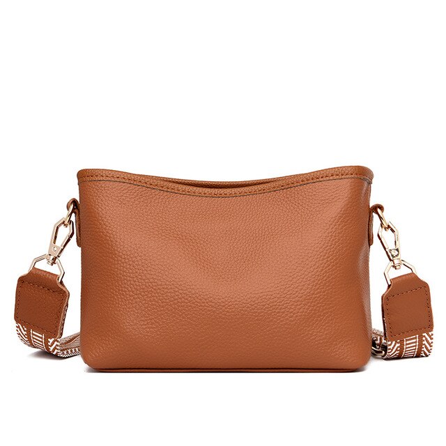 Braune Lederhandtasche mit abnehmbarem, gemustertem Schultergurt. Stilvoll, vielseitig und ideal für den täglichen Gebrauch.