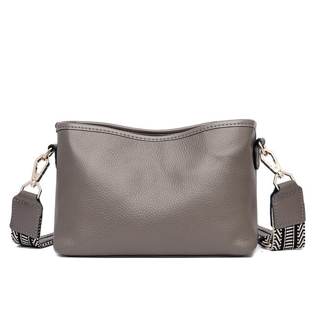 Graue Lederhandtasche mit abnehmbarem, gemustertem Schulterriemen. Stilvoll, modern und vielseitig für den täglichen Gebrauch.