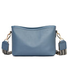 Blaue Lederhandtasche mit verstellbarem, gemustertem Schultergurt. Stilvoll, modern und ideal für den täglichen Gebrauch. Perfekt für Damenmode.