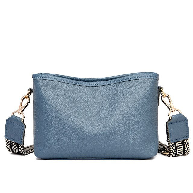 Blaue Lederhandtasche mit verstellbarem, gemustertem Schultergurt. Stilvoll, modern und ideal für den täglichen Gebrauch. Perfekt für Damenmode.