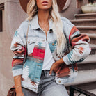 Frau in modischer Azteken-Jeansjacke, kombiniert mit weißem T-Shirt und grauer Jeans. Trendige Damenmode, Streetstyle, Herbstoutfit.