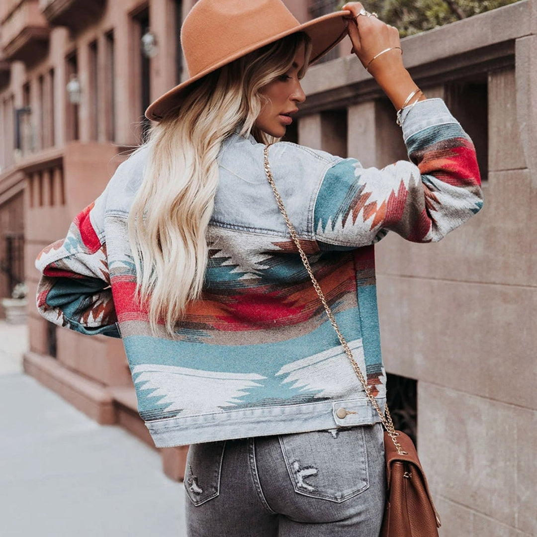 Frau in bunter Azteken-Jeansjacke, kombiniert mit braunem Hut und Tasche. Modetrend, Streetstyle, Herbstmode, Damenbekleidung, urbaner Look.