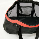 Schwarze Netz-Einkaufstasche mit roten Akzenten, robustes Material, ideal für den täglichen Gebrauch.