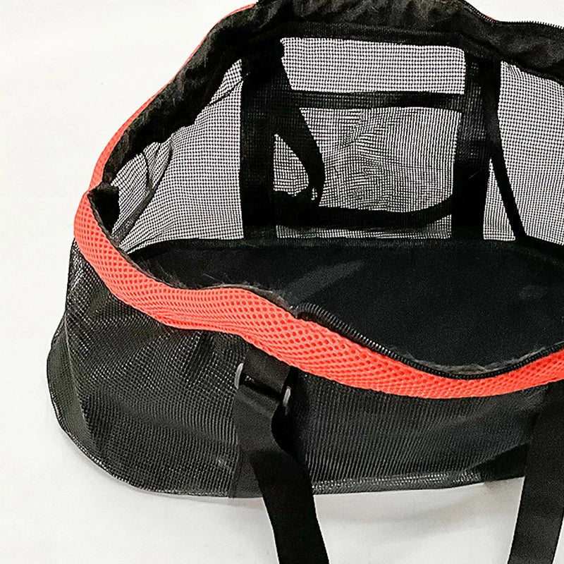 Schwarze Netz-Einkaufstasche mit roten Akzenten, robustes Material, ideal für den täglichen Gebrauch.