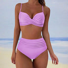 Frau in lila Bikini am Strand, hoch tailliert, Sommermode, Badeanzug, Damenbekleidung.