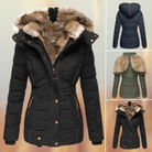 Damen Winterjacke mit Kunstfellkapuze, warm gefüttert, in Schwarz und Grün. Perfekt für kalte Tage, modisch und funktional.